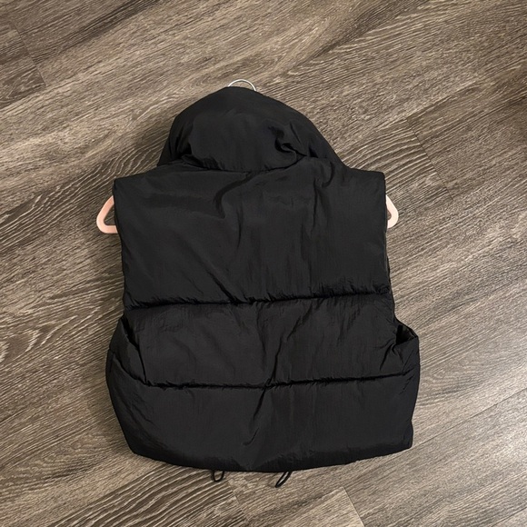 Black Cropped Puffer Vest - Picture 2 of 2
